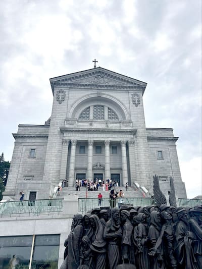 Durante el período de calor, la oratoria de Saint-Joseph en Montreal ofrece una brisa refrescante gracias a su altitud