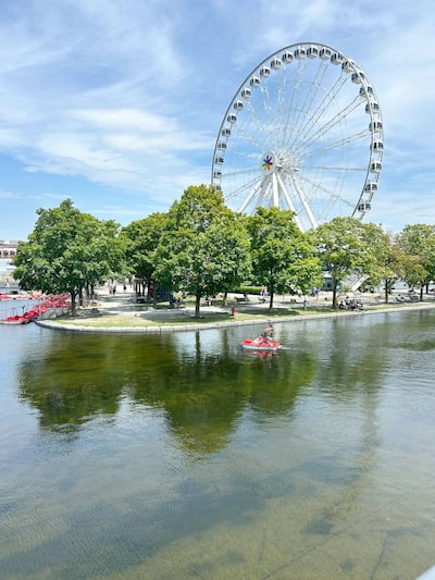 En el antiguo puerto de Montreal, los turistas estaban allí, aprovechando las diversas actividades.