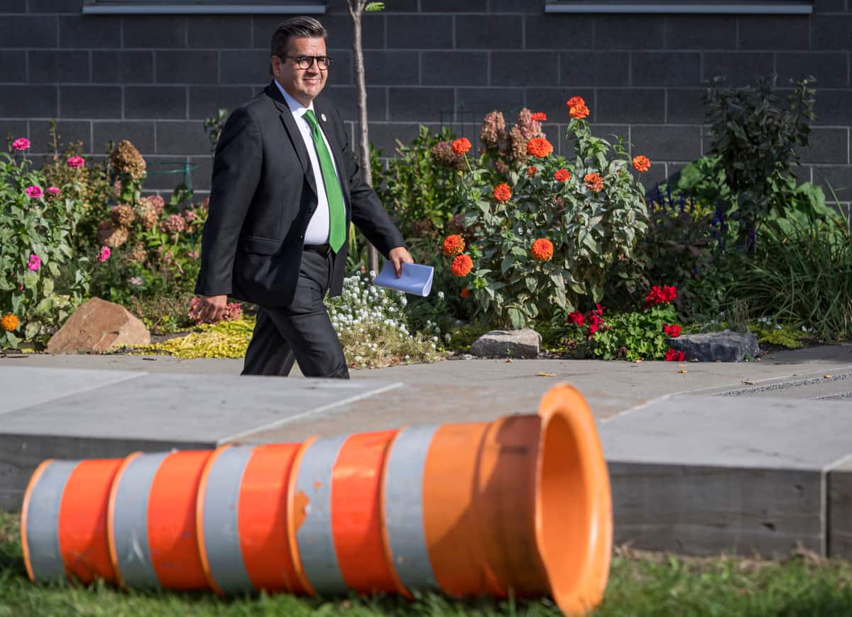 Une taxe pour verdir les stationnements, propose Coderre