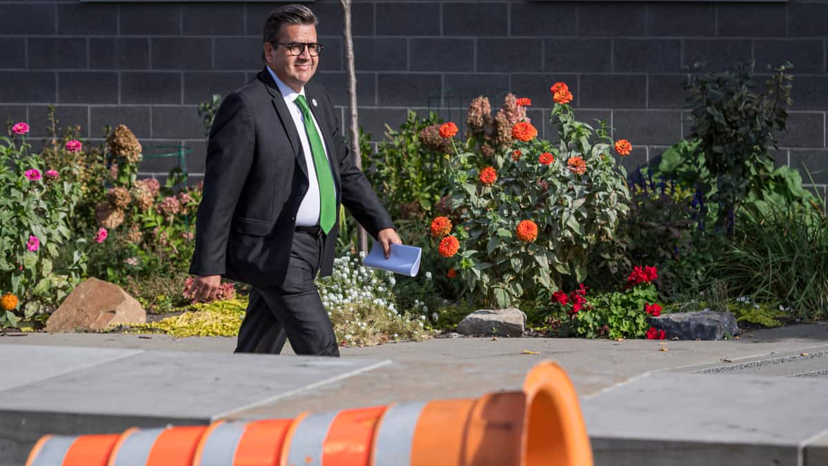 Une taxe pour verdir les stationnements, propose Coderre