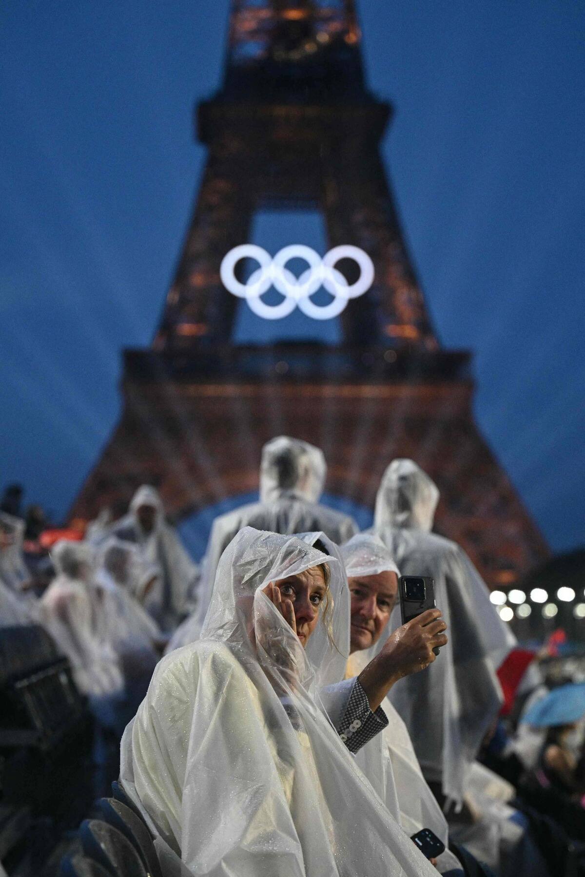 La France lance ses Jeux par un d&eacute;fil&eacute; pluvieux sur la Seine