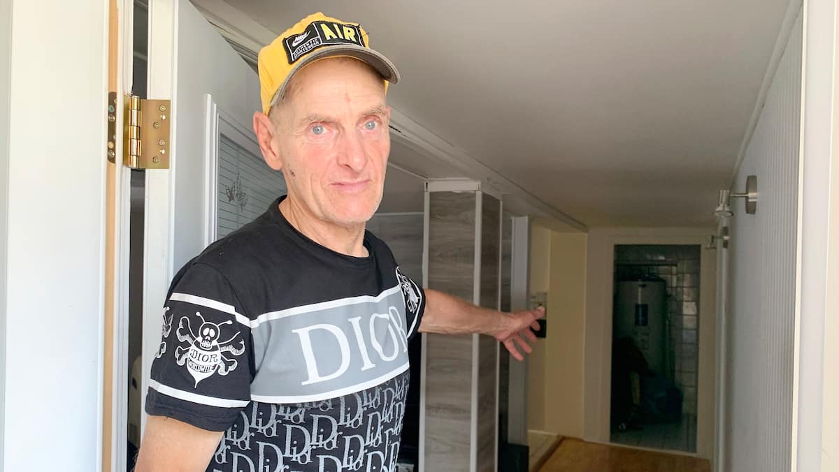 «C'est bien mieux»: après trois ans dans un campement à Montréal, un ex-itinérant a enfin un vrai chez lui