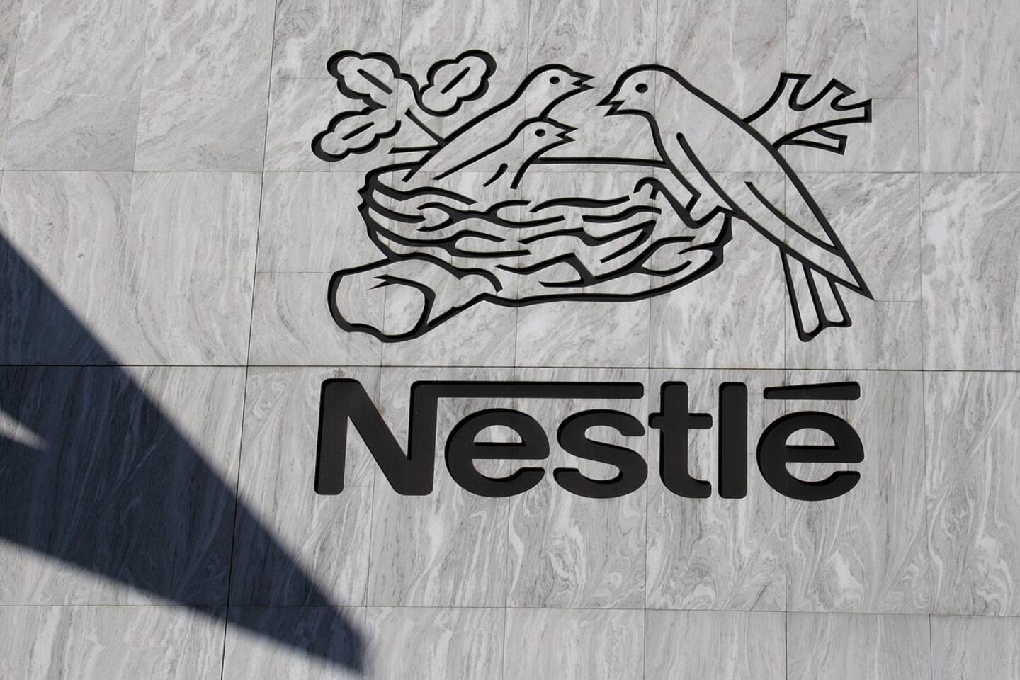 Face à la pénurie aux États-Unis, Nestlé va importer des laits infantiles depuis la Suisse Face à la pénurie aux États-Unis, Nestlé va importer des laits infantiles depuis la Suisse