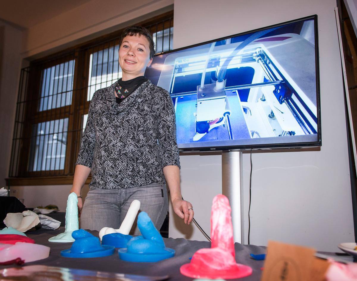 Magaly Pirotte fabrique des moulages à partir d’organes génitaux pour créer des outils pédagogiques pour professionnels de la santé.