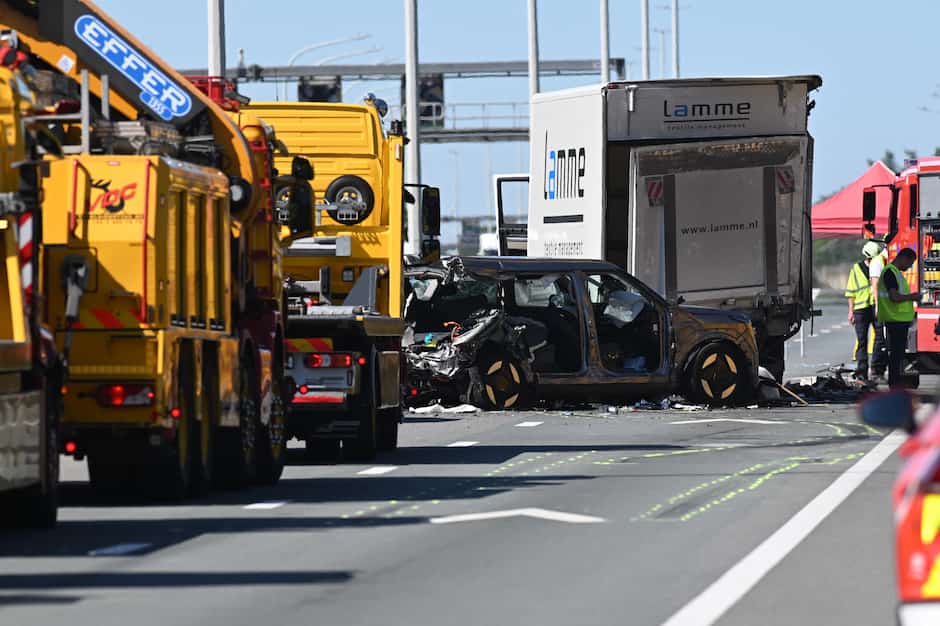Quatre morts, dont deux enfants, dans une collision entre un autobus scolaire et un train en Belgique | TVA Nouvelles