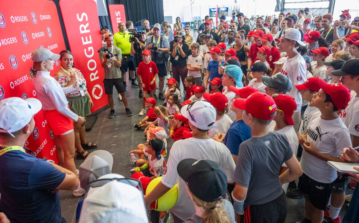 Eugenie Bouchard respondió las preguntas de los niños.