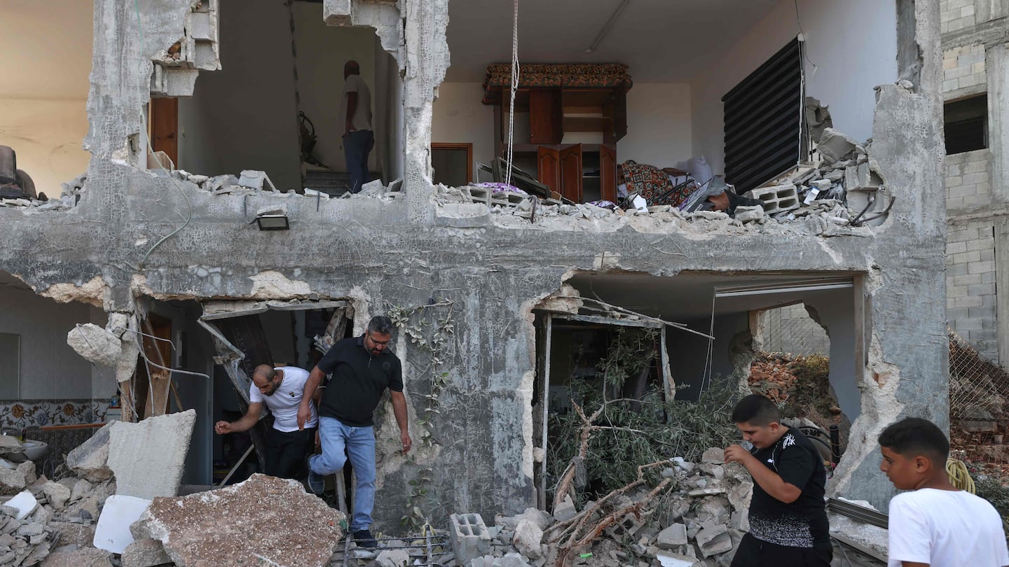 Une frappe aérienne israélienne cause la mort d'une famille à Gaza