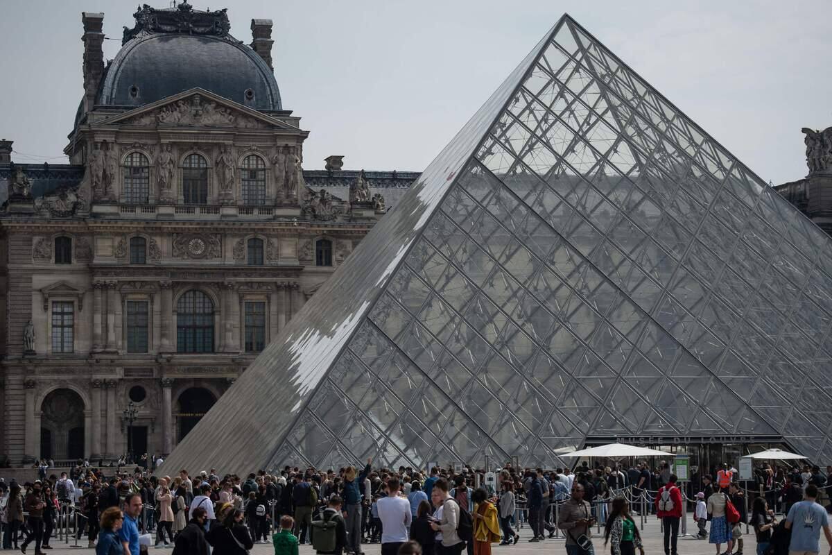 Trafic de faux billets devant le mus&eacute;e du Louvre &agrave; Paris