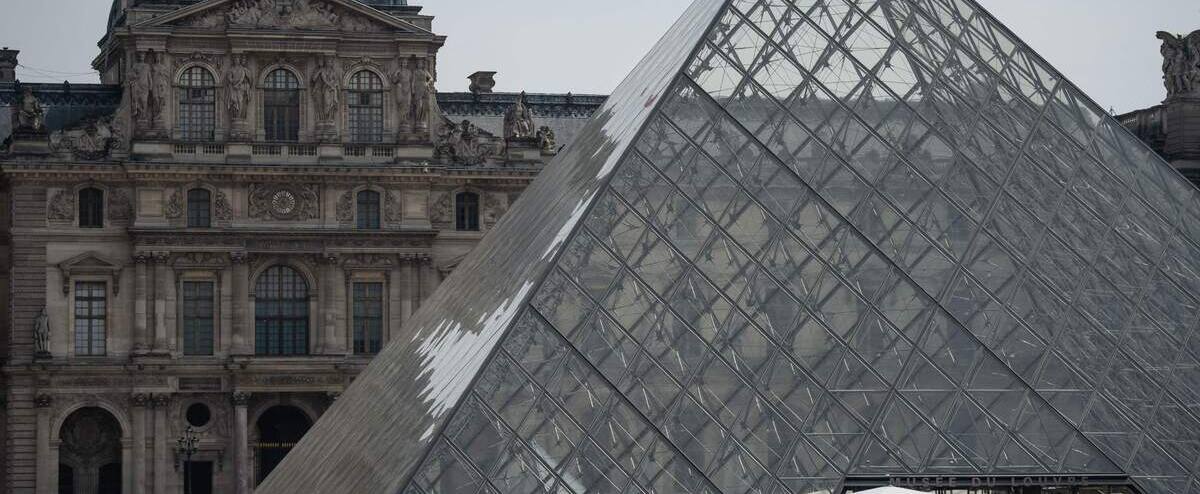 Trafic de faux billets devant le musée du Louvre à Paris