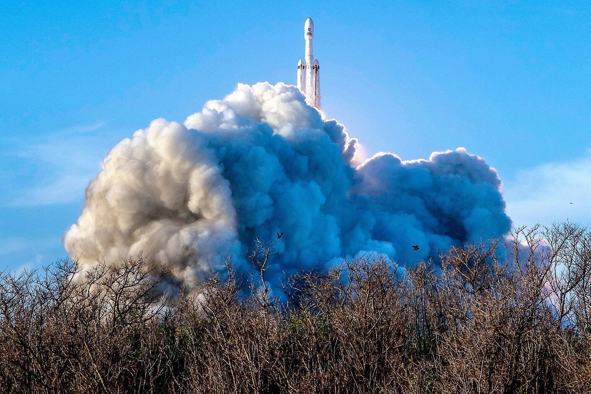 Lancement réussi du télescope spatial Nancy Grace Roman de la NASA à bord d'une fusée SpaceX Falcon Heavy depuis le centre spatial Kennedy, le 30 août 2026. Il aura pour mission d'explorer l'énergie noire et la matière noire.