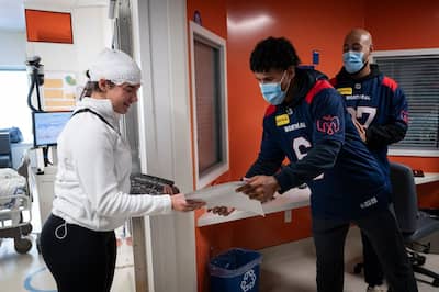 Tyson Philpot A Remis Une affiche à Lovia Baril, 16 Ans, Joliette, Une Fan de Foom futbols.