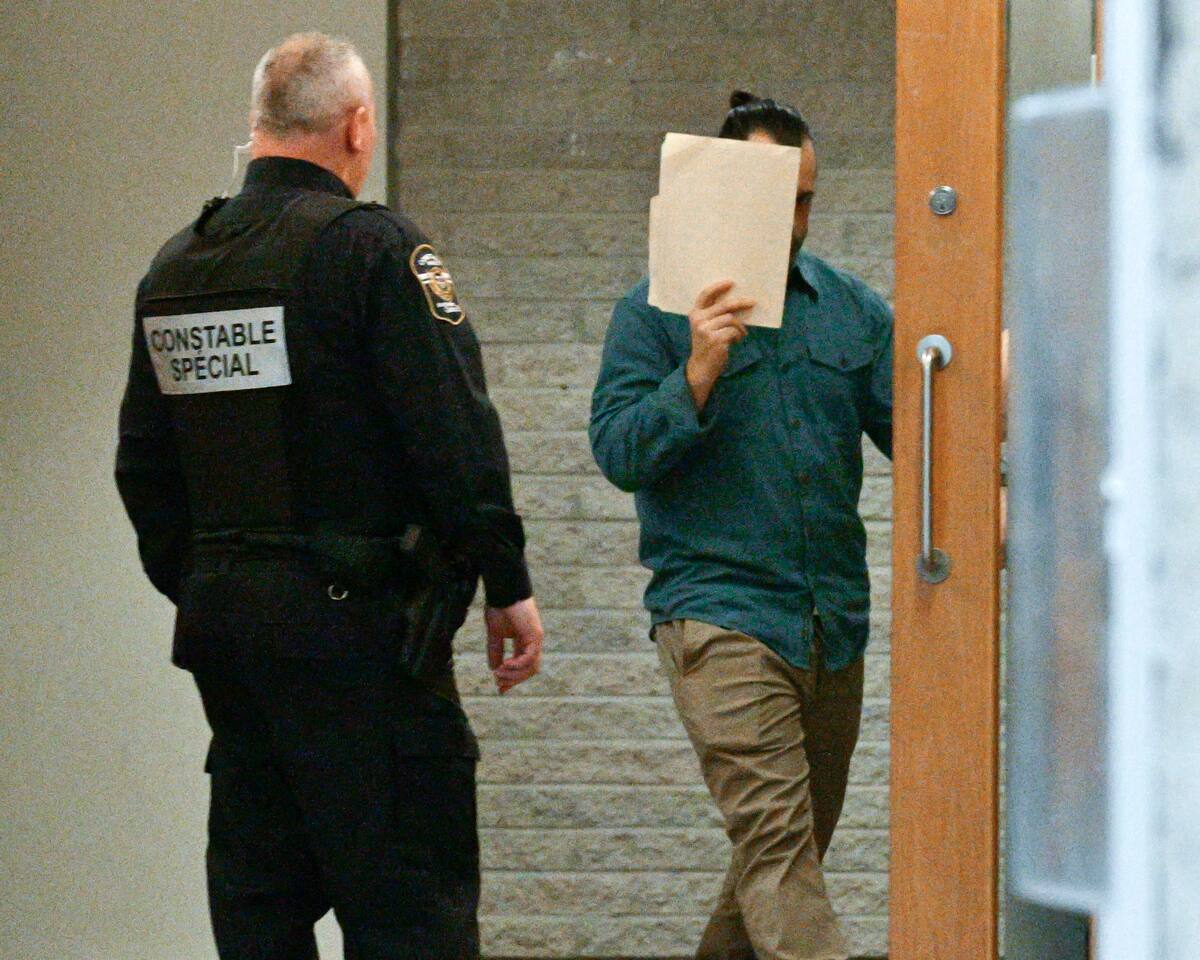 Tommy Bédard, ex entrenadora de hockey femenina, cuando dejó el tribunal de Longueuil, donde se sometió a su juicio de explotación sexual en dos adolescentes en 2007.