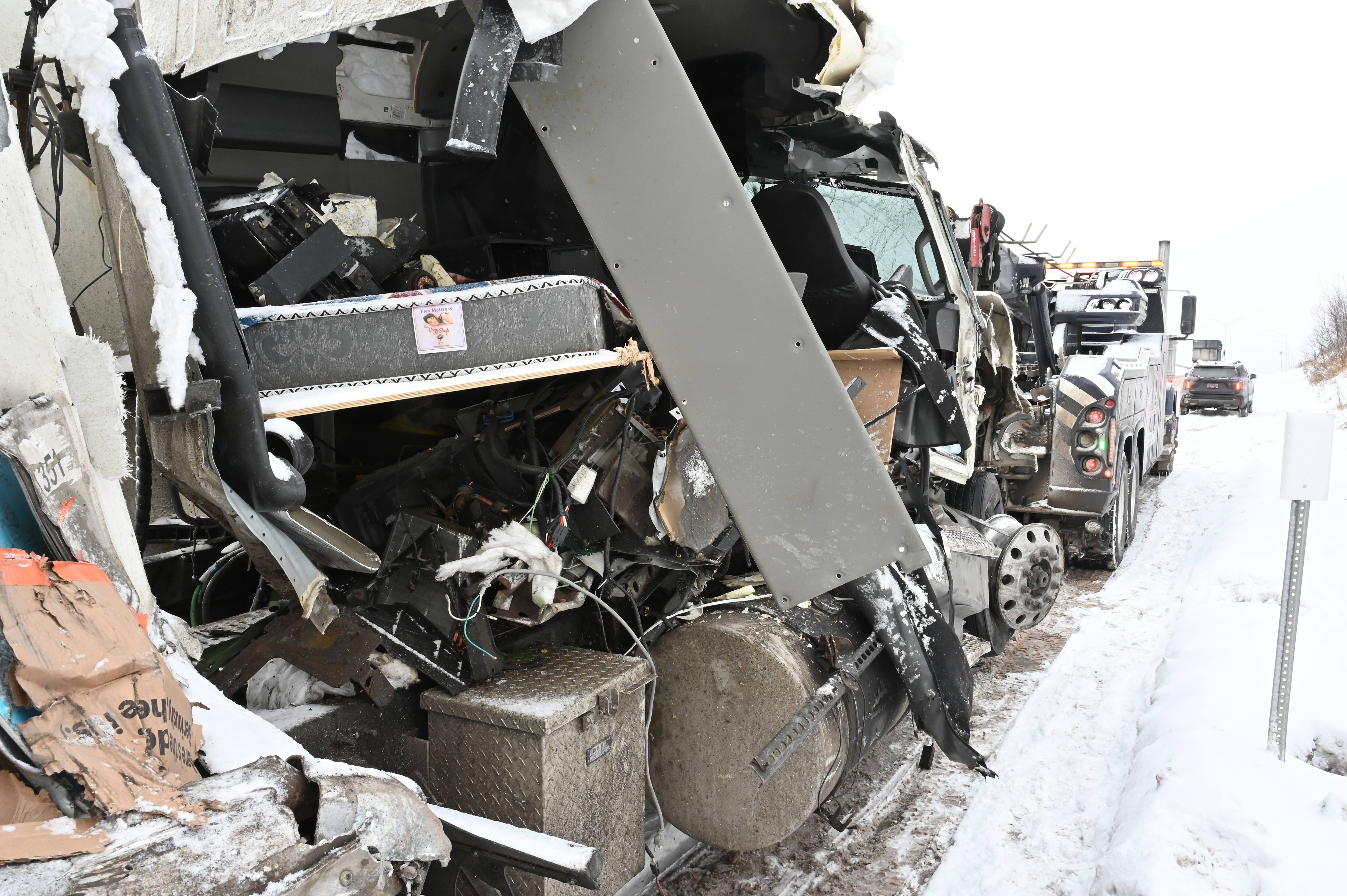 Collision à Issoudun: un camion rempli de colis Amazon éventré | JDM