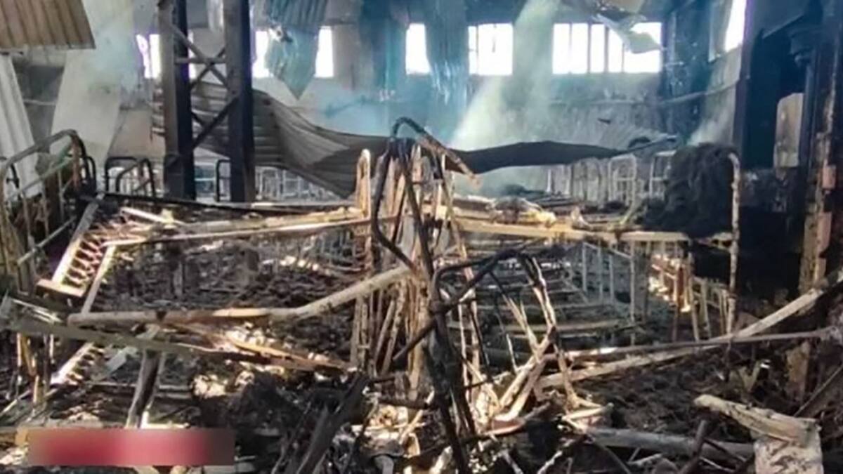 Moscou et Kyïv s’accusent du bombardement d’une prison, premier chargement de céréales