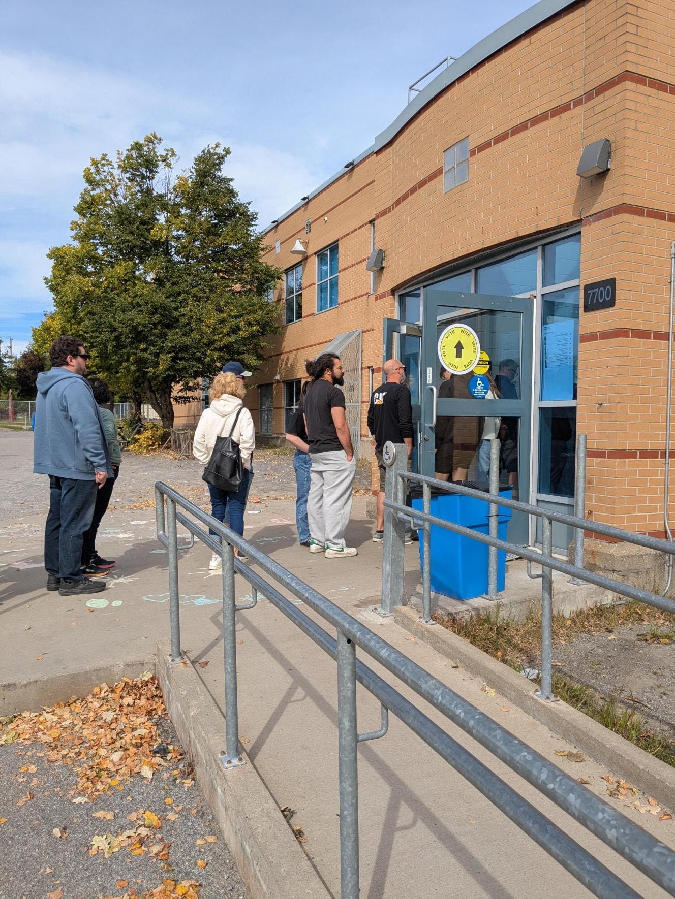 Longues files d'attente: la popularité du vote par anticipation ne démord pas