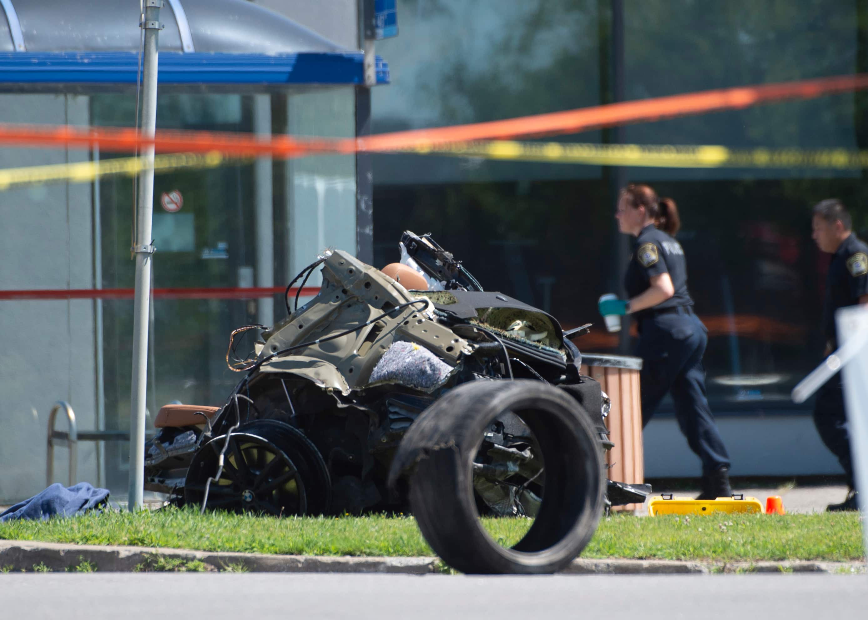Une voiture percute un gym à Laval: deux jeunes meurent en tentant de fuir les policiers