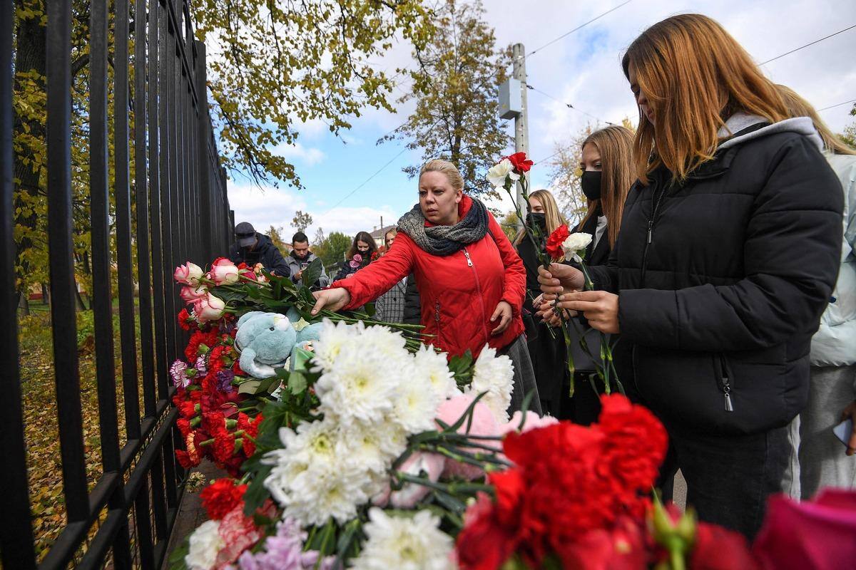Russie: apr&egrave;s une tuerie &agrave; l&rsquo;universit&eacute;, le choc et le deuil &agrave; Perm