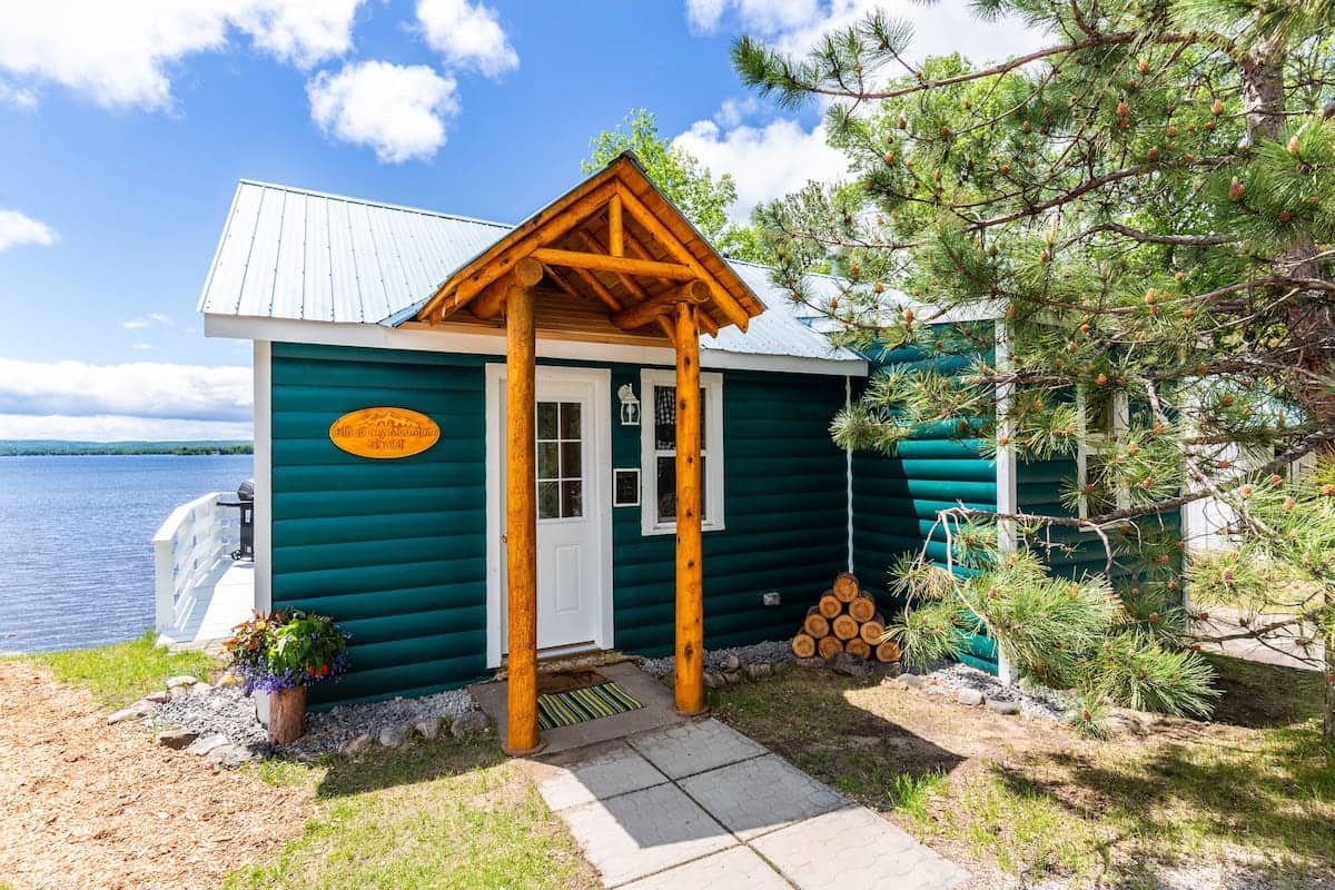 Une minimaison à louer au bord du lac Golden 