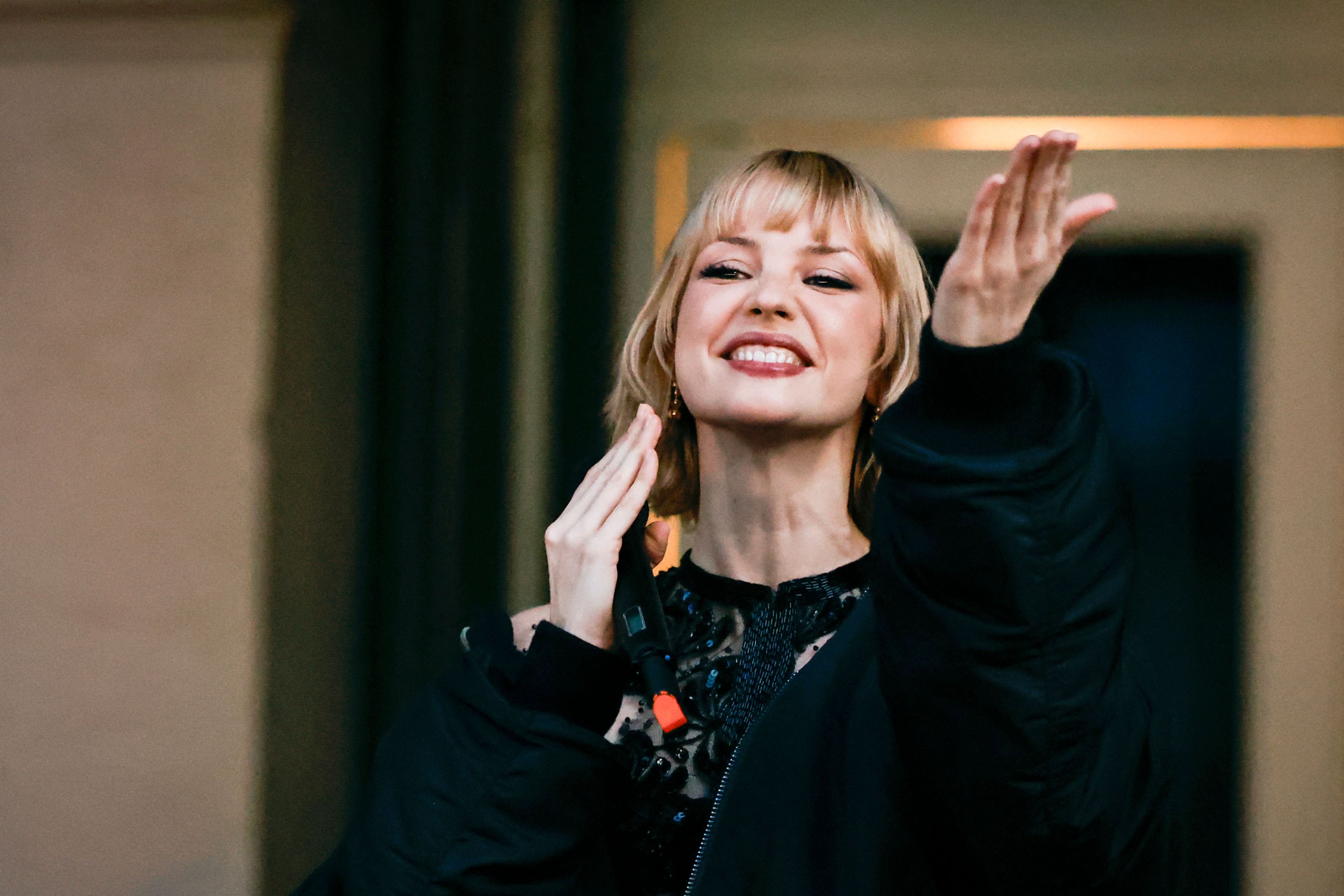 À Bruxelles, sa ville, Angèle dévoile un nouveau titre devant une foule survoltée