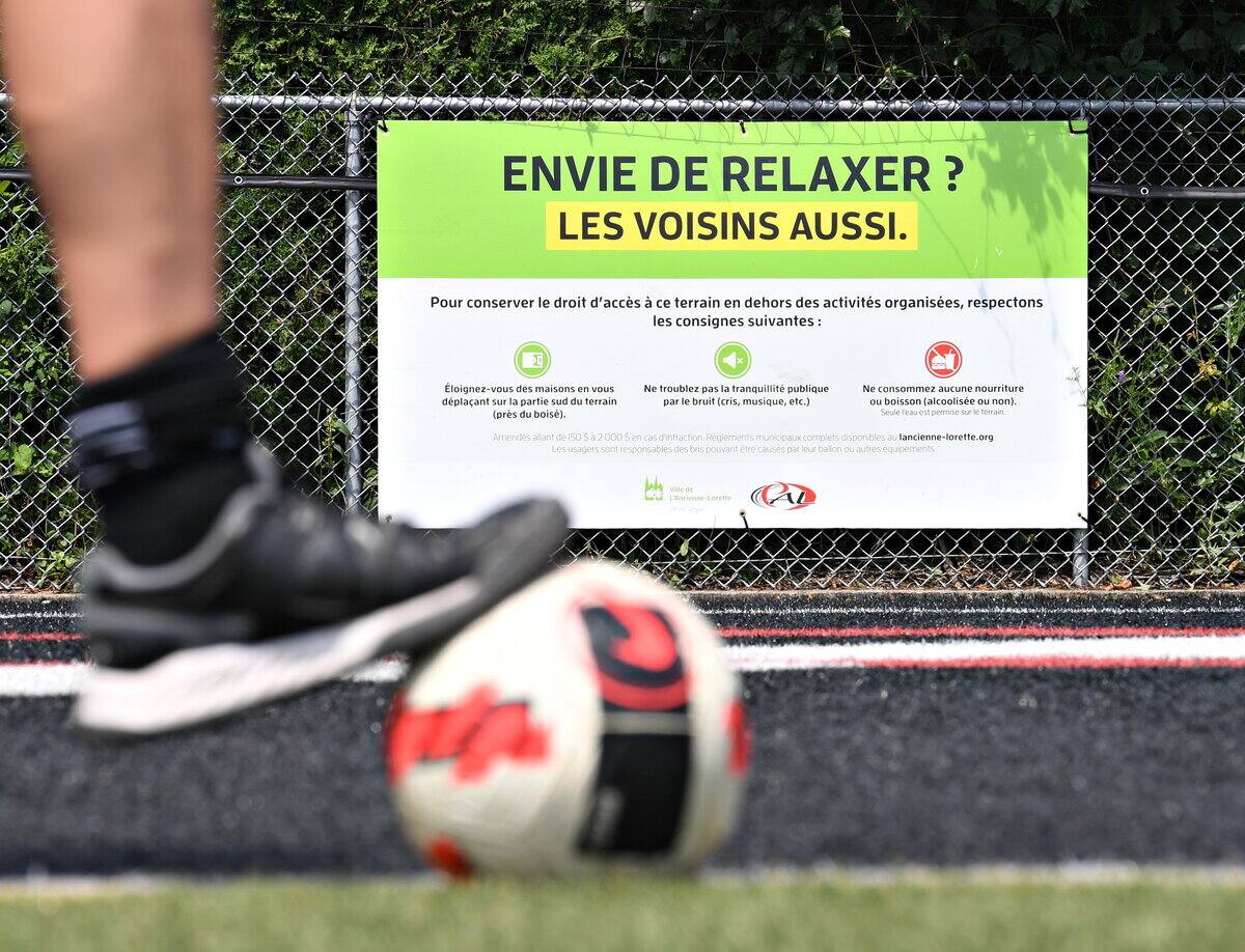 &Agrave; L'Ancienne-Lorette chut! sur le terrain de sport