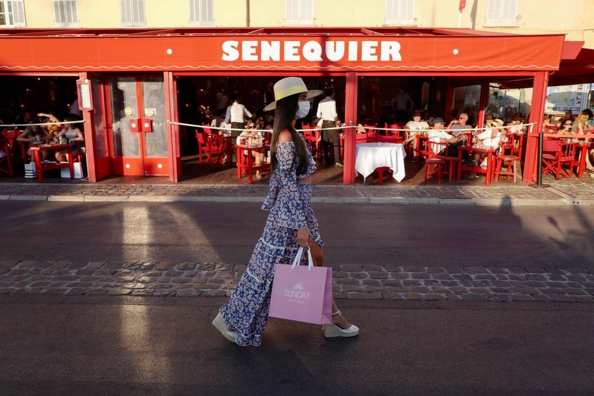 En pleine canicule en France, le port du masque à l ...