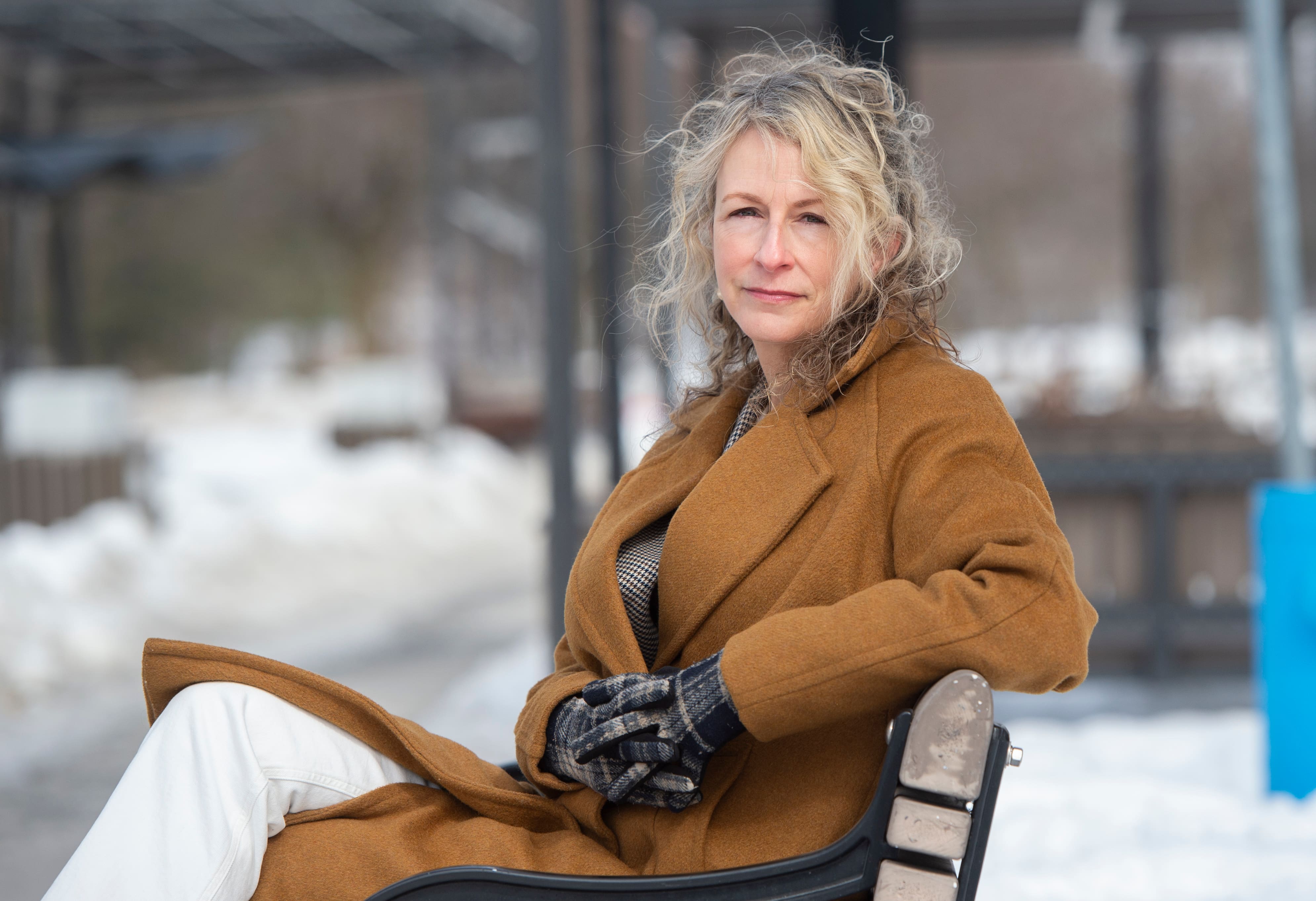 «Précis de fantômologie» : Julie Hyland explore les traumatismes familiaux à travers la nature, la mémoire et les fantômes du passé