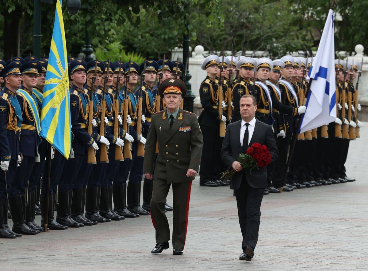 L'ex-pr&eacute;sident russe Medvedev &eacute;voque le recours &agrave; l'arme nucl&eacute;aire