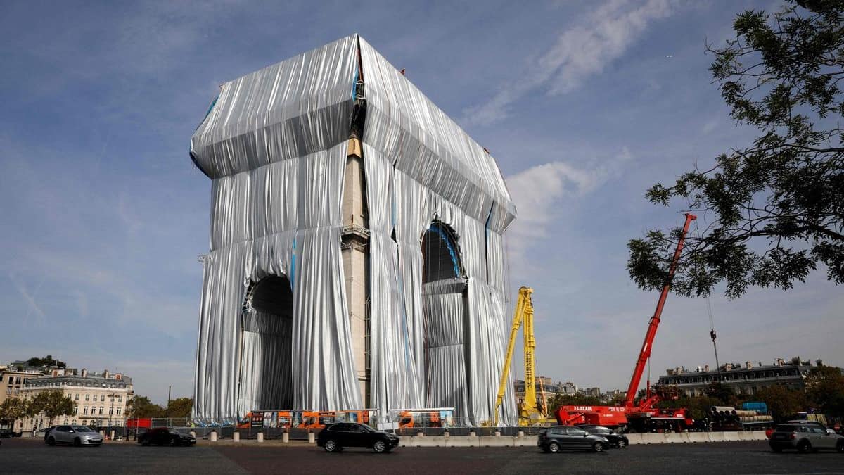 L’Arc de Triomphe de Paris emballé en cadeau géant