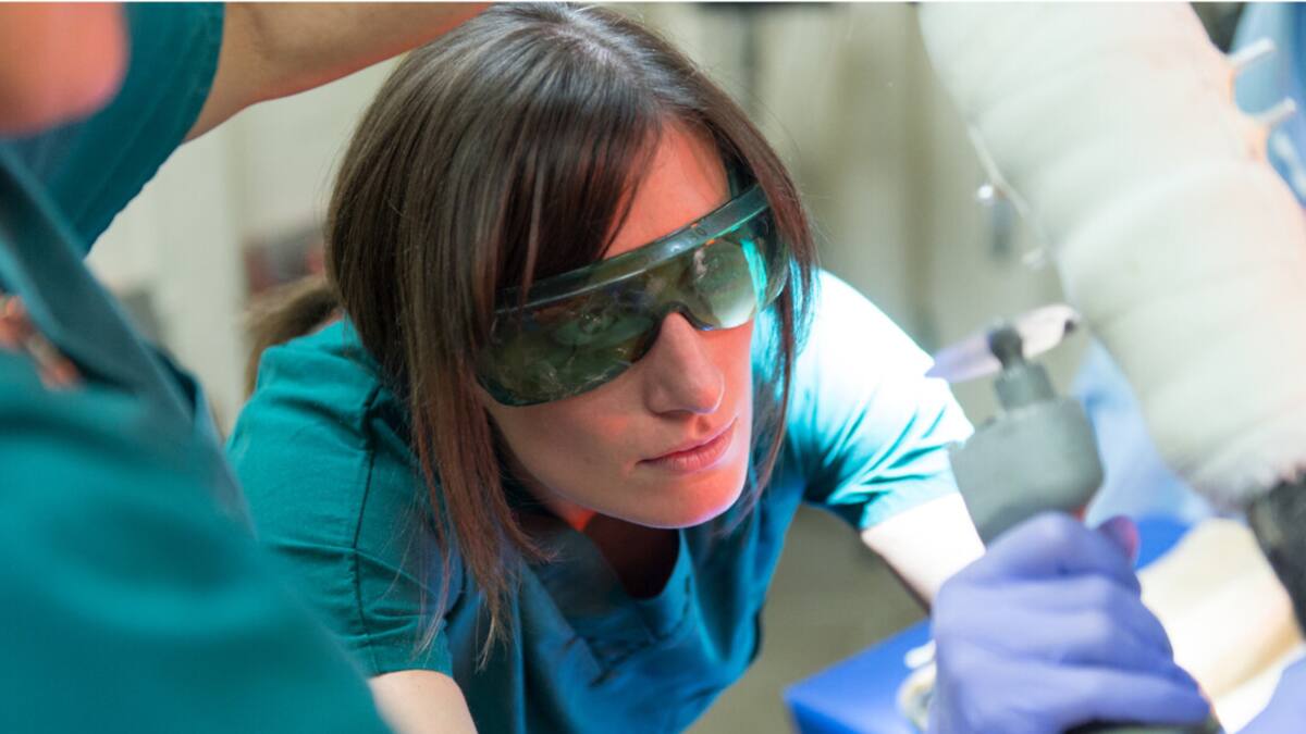 Dans la neige: une mère accouche de triplés sur le porche d’entrée des voisins