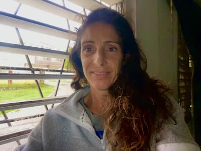 Originaria de Repentigny, Marie Imbeault quedó atónita por la fuerza del huracán “Melissa”, que arrasó Montego Bay el martes por la tarde. Afirmó que nunca había visto vientos tan fuertes en 14 años.