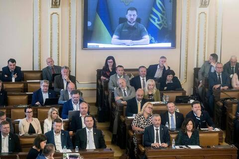 Volodymyr Zelensky se dirige al Parlamento checo.
