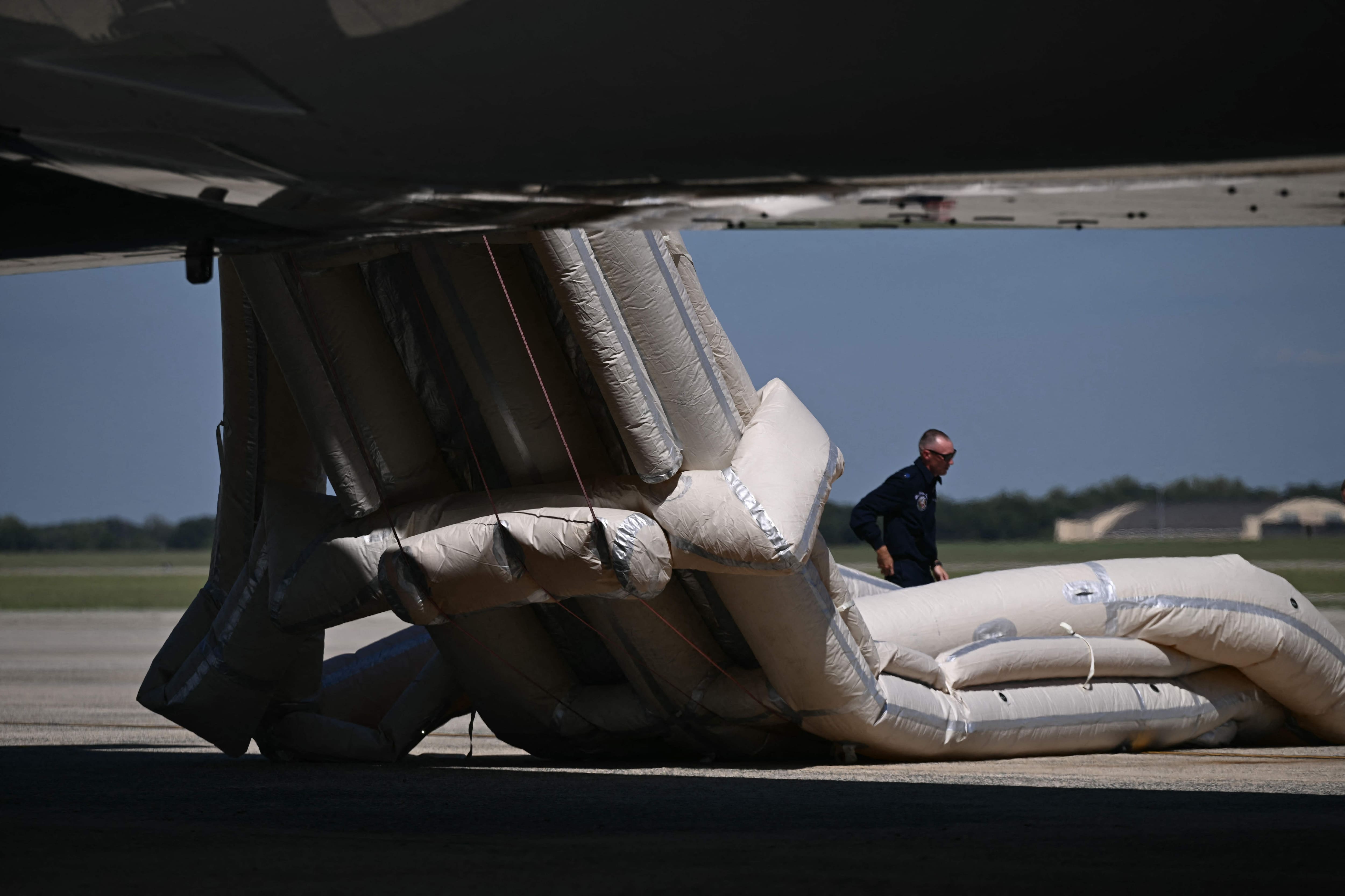 Le toboggan d’urgence du nouvel Air Force One est déployé avant le départ du président américain, Donald Trump, pour la convention de mi-mandat du Comité national républicain (RNC), à la base aérienne commune d’Andrews, dans le Maryland, le 9 septembre 2026.
