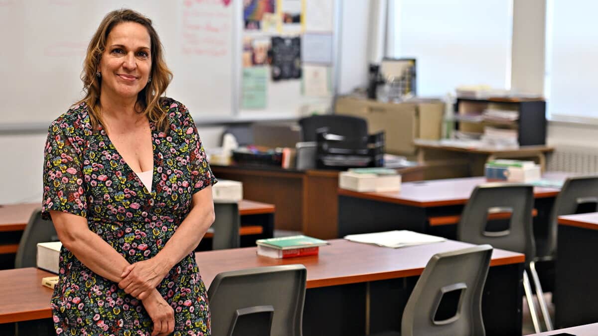 «J’ai fait le tour du monde grâce à mes élèves»: cette prof pionnière de la francisation à Québec prend sa retraite après plus de 25 ans à enseigner à de jeunes immigrants