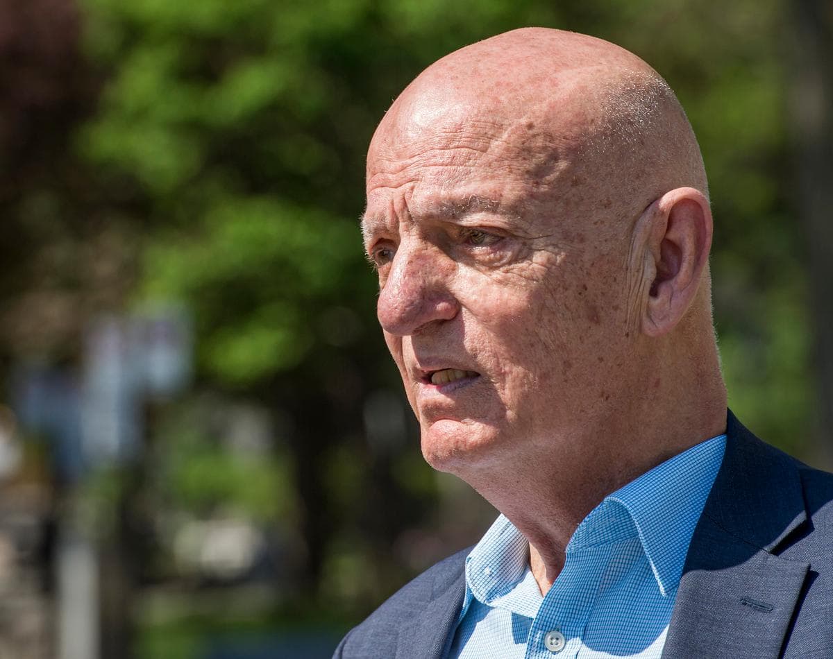 Intrusion, menaces, climat de peur: l’homme d’affaires Peter Sergakis interpelle la mairesse de Montréal concernant la crise de l’itinérance