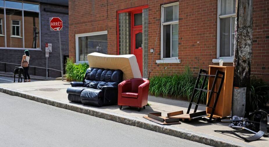 Des meubles laissés à la rue dans le quartier Saint-Jean-Baptiste de Québec lors d'un déménagement du 1er juillet.