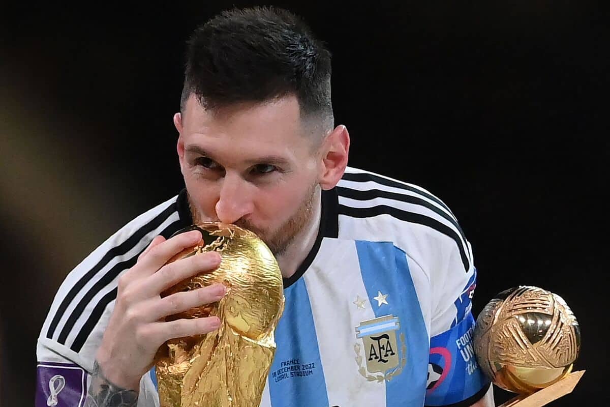 O atacante argentino Lionel Messi (n° 10) embrase o troféu depois de receber a Bola de Ouro na cerimônia de entrega do prêmio da Copa do Mundo de 2022 no Catar, na edição da final entre a Argentina e a França no estádio de Lusail, no norte de Doha, em 18 de dezembro 2022. (Foto de FRANCK FIFE/AFP)