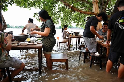 In Bangkok, a restaurant surfing the flood waters