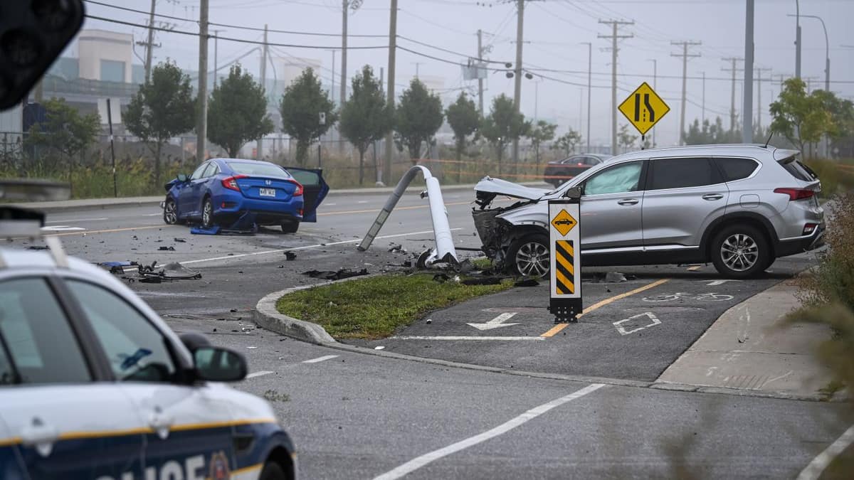 Une Piétonne Fauchée Lors D’une Collision Entre Deux Véhicules À Lo...