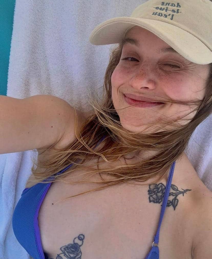 Elle pose en bikini et rembarre ses « haters »