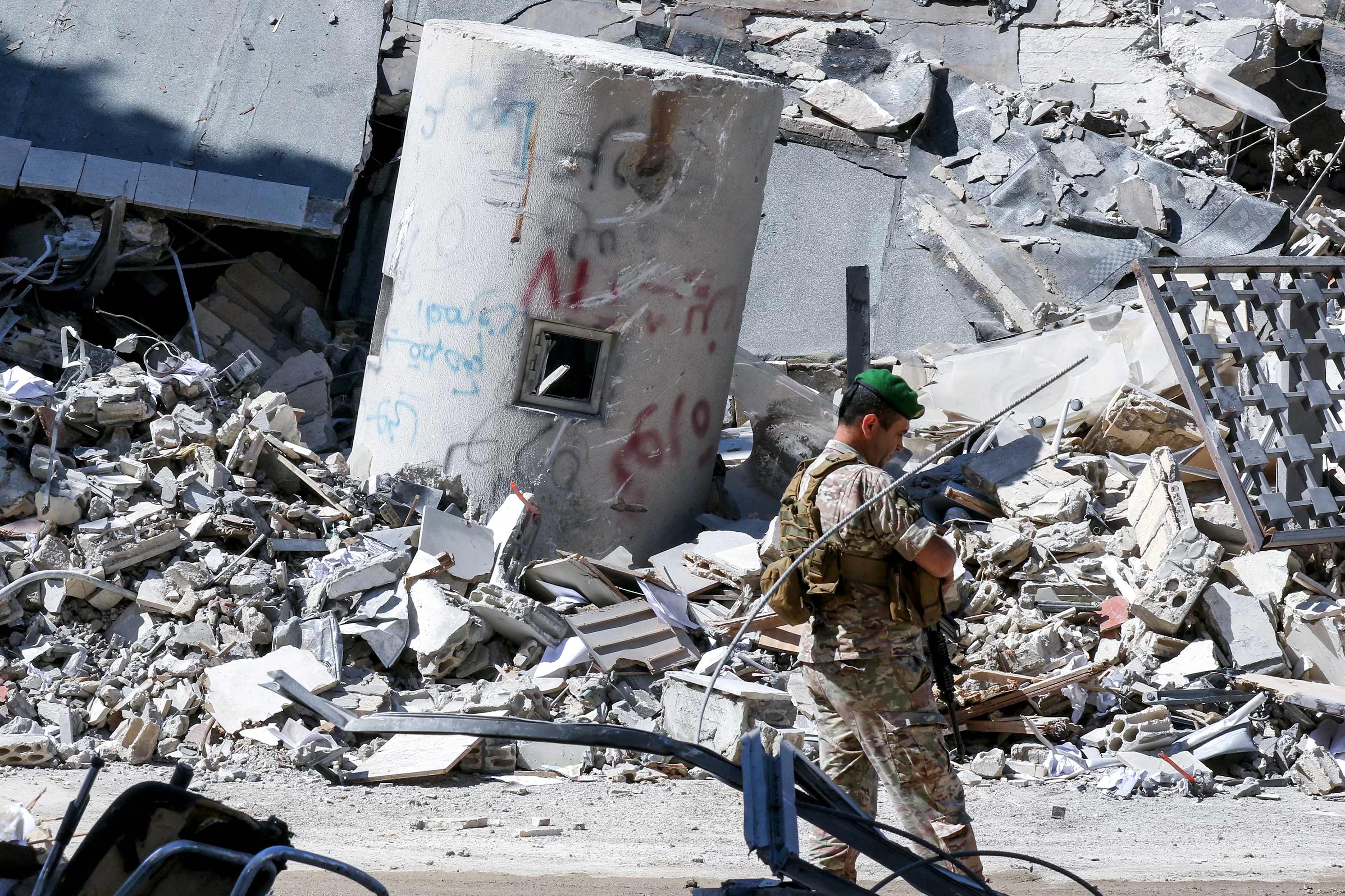 Un soldat de l'armée libanaise passe devant les décombres de l'agence locale de la Banque du Liban, la banque centrale libanaise, à la suite d'un bombardement israélien, à Nabatieh, dans le sud du Liban, le 21 juin 2026.