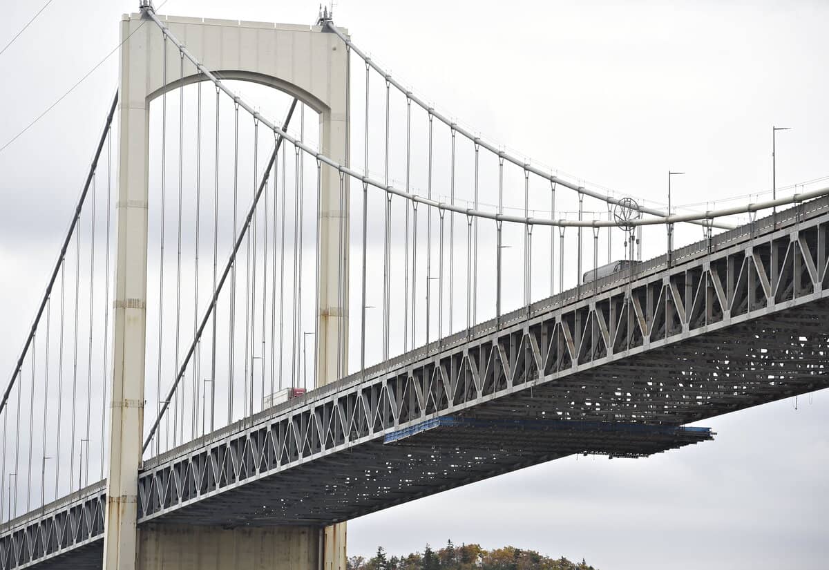 Pont Pierre-Laporte ferm&eacute; 22h en 54 ans: l'argument de la &laquo;s&eacute;curit&eacute; &eacute;conomique&raquo; est &laquo;mort&raquo;, selon QS et le PQ
