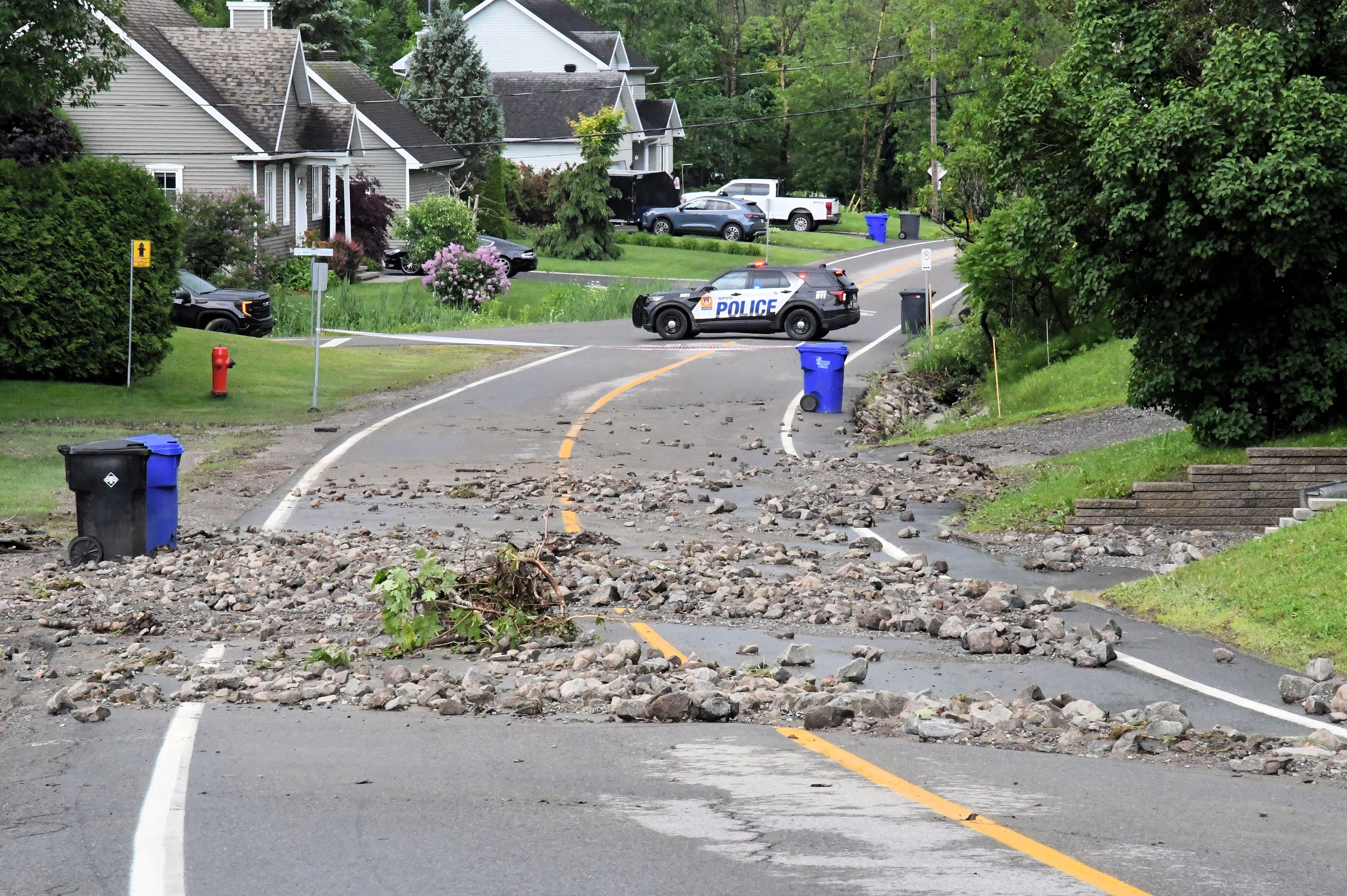 [EN IMAGES] Un éboulement force la fermeture du chemin du Roy à Saint-Augustin-de-Desmaures
