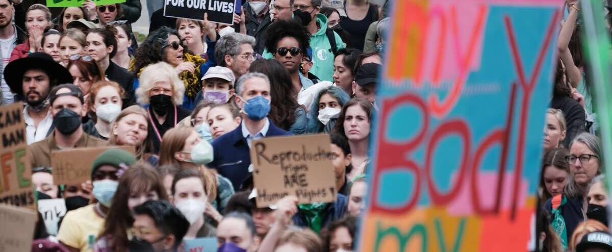 «Stop à la guerre contre les femmes»: mobilisation à New York pour le droit à l’avortement