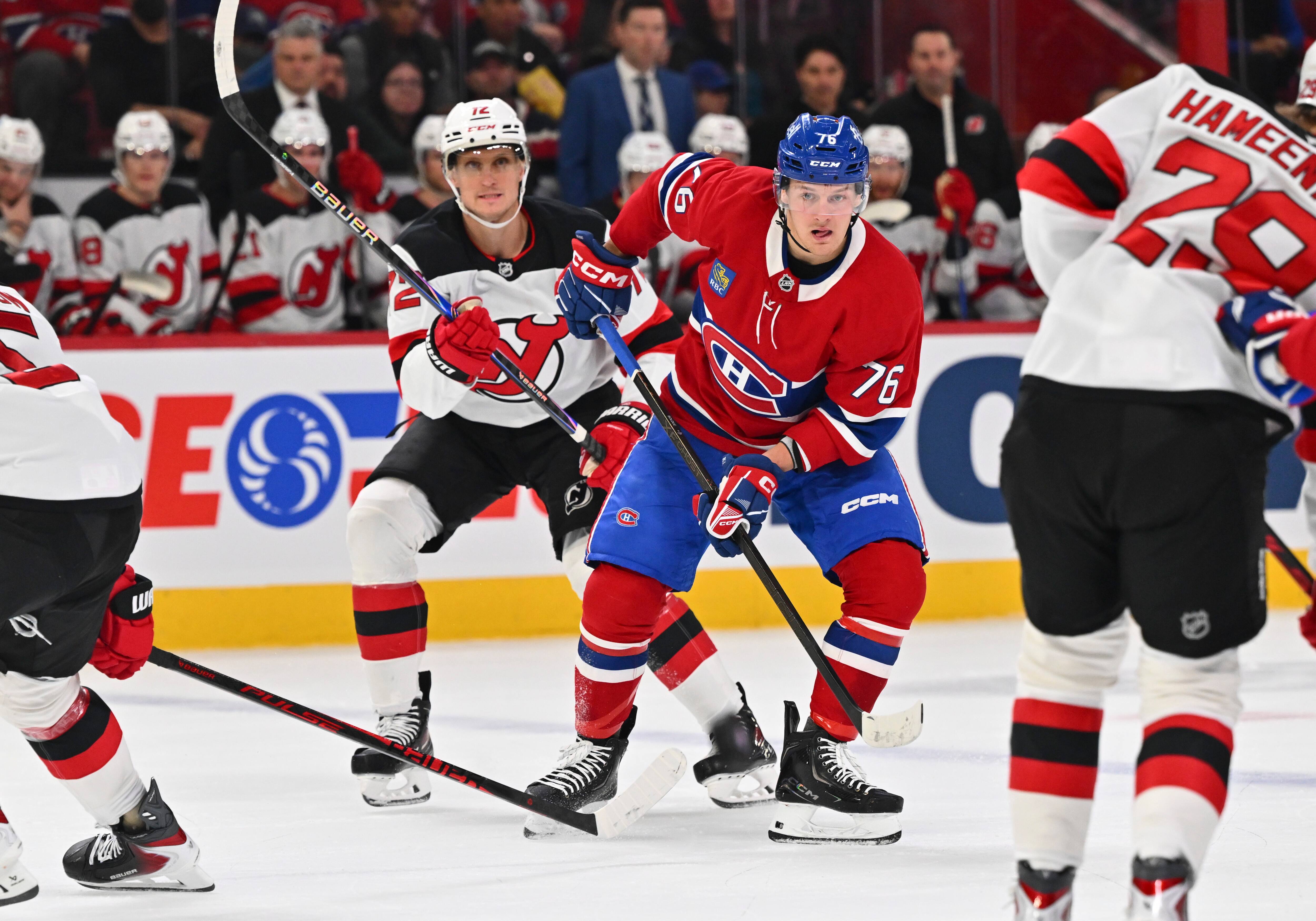 Zachary Bolduc tenta se decepcionar com Nick Bjugstad.