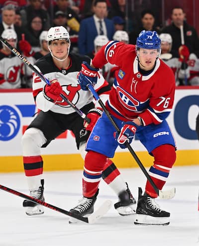 Zachary Bolduc tenta se decepcionar com Nick Bjugstad.