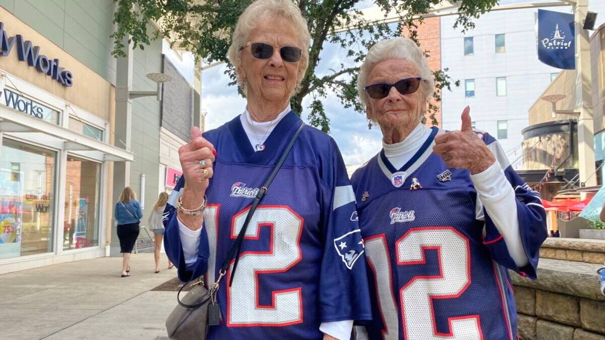 Il n’y a pas d’âge pour se déclarer les deux plus grandes fans au monde de Tom Brady