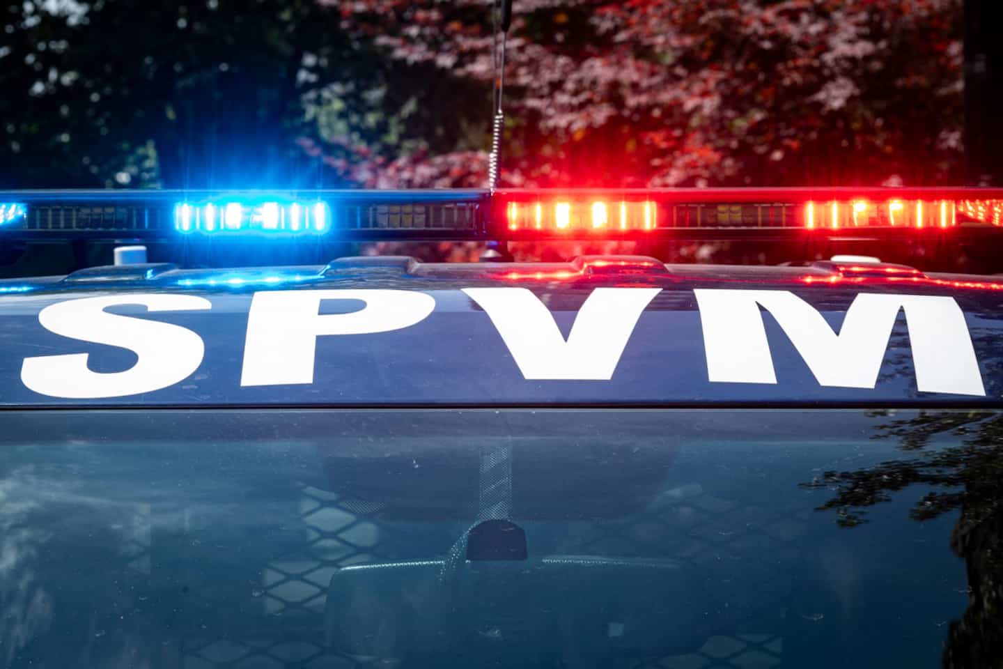 Collision entre une motocyclette et un véhicule: un homme de 34 ans gravement blessé à Montréal