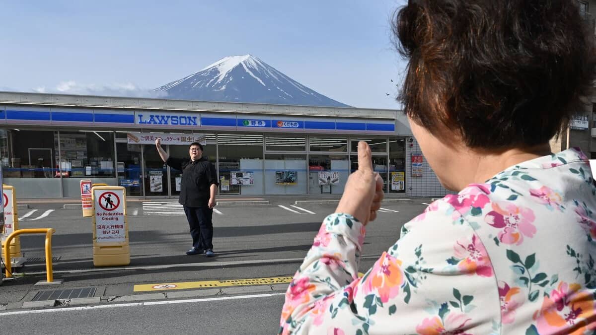 Japon: une petite ville exaspérée des touristes cache le mont Fuji