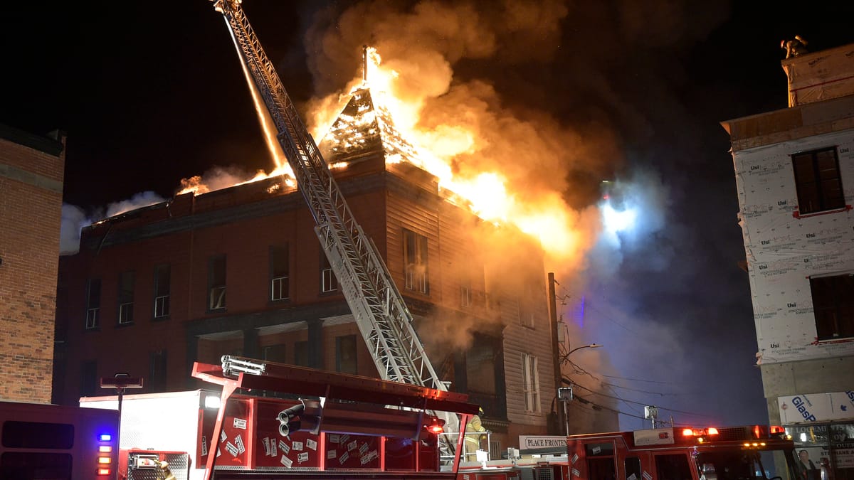 Un édifice centaine détruit par un incendie à Saint-Hyacinthe