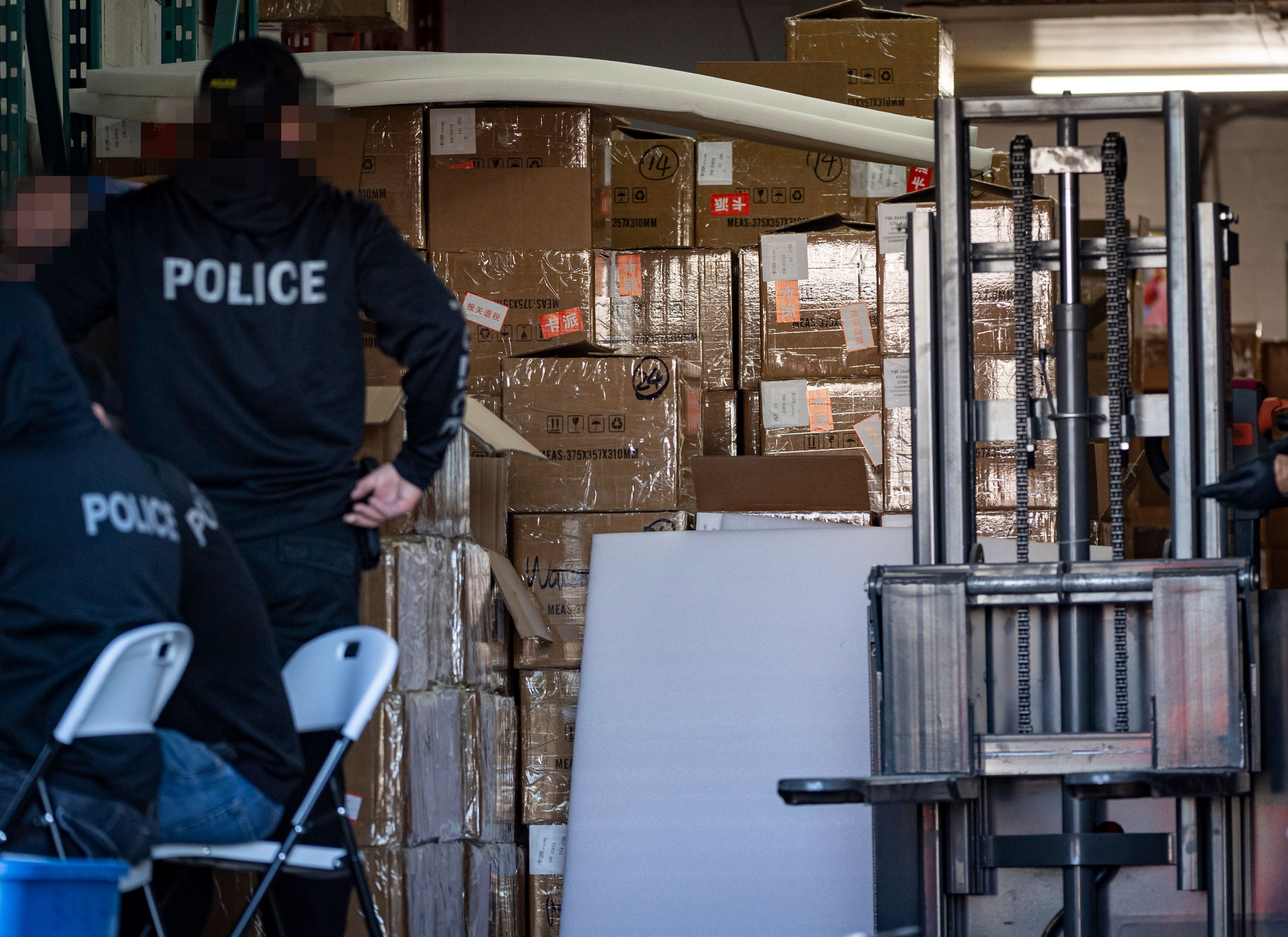 Les policiers sont tombés sur une centaine de caisses contenant des vapoteuses suspectées d'être illégales dans un entrepôt de l'arrondissement LaSalle, à Montréal.